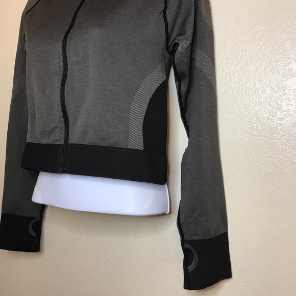 Fashion nova sports women’s top XL long sleeves with a zipper - Picture 6 of 10